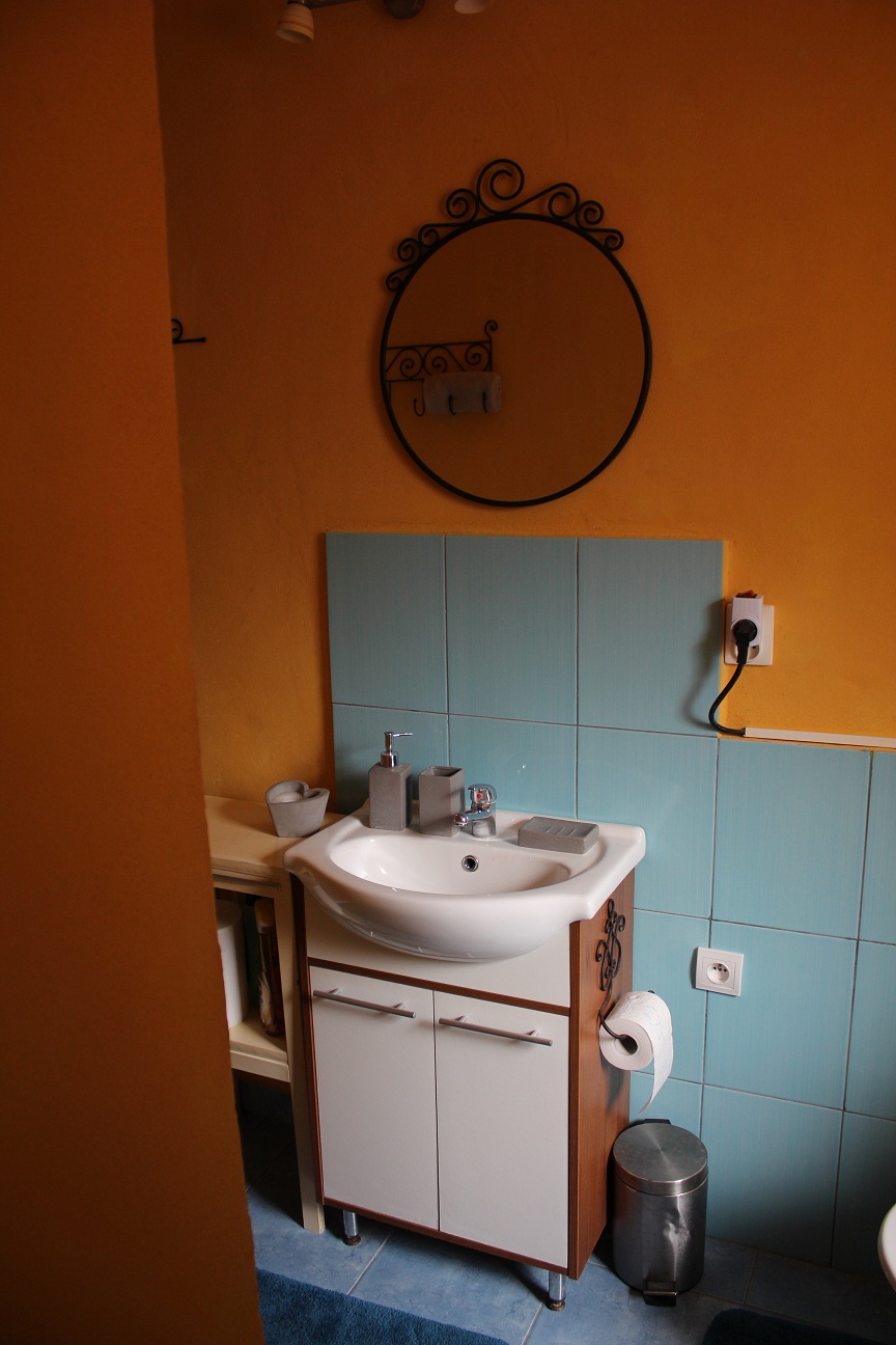Svetlá kúpeľňa s pôvodnými detailmi apartmánu